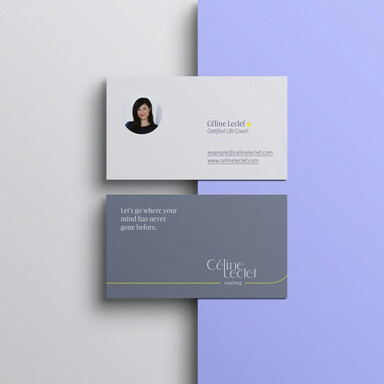 Recto et verso d'une carte de visite. Le recto est gris ardoise et comporte le logo Céline Leclef Coaching et le slogan Let's go where your mind has never gone before. Le verso est gris perle et présente une photo et des coordonnées.