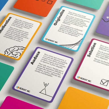 Plusieurs cartes d'un jeu aux couleurs vives avec des illustrations de style croquis sont représentées à plat. On lit sur le recto 1 le titre : Intellection, accompagné de texte et d'une illustration de cerveau. Sur le recto 2 : Originalité et une illustration abstraite. Sur le recto 3 : Audace, et une illustration de bonhomme en baton au bord d'un précipice. Sur le recto 4 : Solution et l'illustration d'une case cochée.