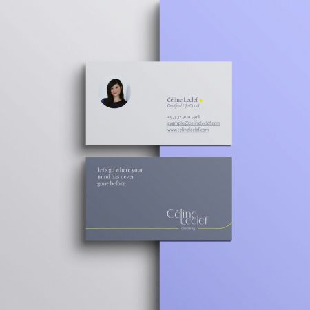 Recto et verso d'une carte de visite. Le recto est gris ardoise et comporte le logo Céline Leclef Coaching et le slogan Let's go where your mind has never gone before. Le verso est gris perle et présente une photo et des coordonnées.
